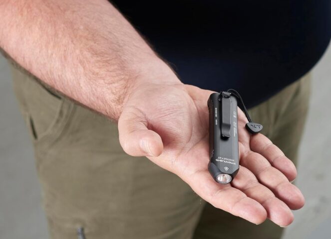 Small rechargeable flashlight